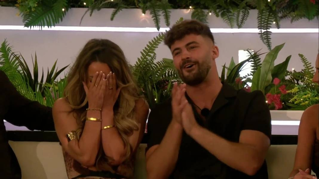 Yarışmacılar utancından bakamadı. Canlı yayında doğruluk mu cesaret mi oynadılar. - Resim: 4